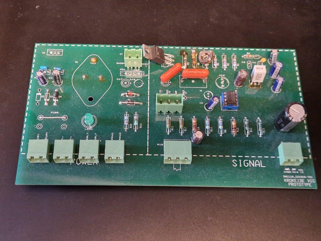 03 - prototype 3 Et grønt kretskort med seksjoner merket «POWER» og «SIGNAL», utstyrt med ulike elektroniske komponenter, blant annet kondensatorer, motstander og kontakter.