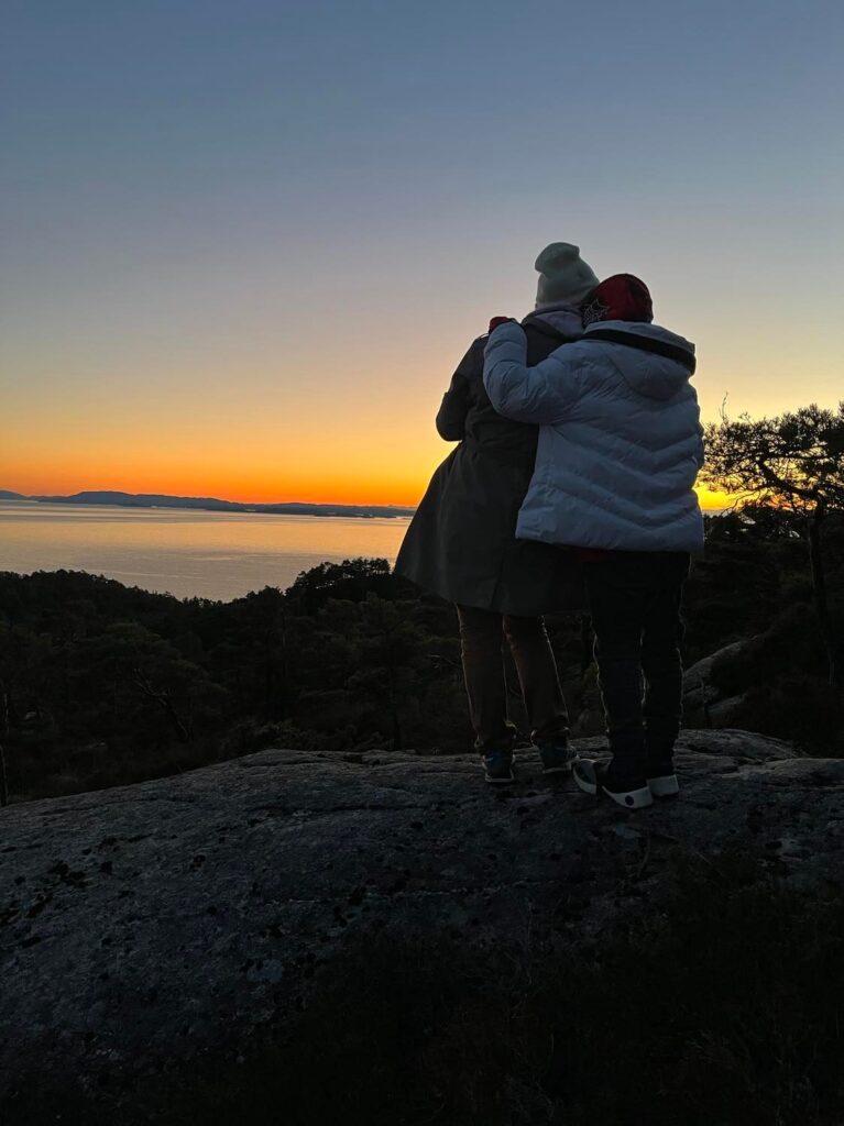 317587132_640424377864021_2269460739610251260_n Fire musikere opptrer i et bibliotek, der de spiller gitar, keyboard, elgitar og trommer, omgitt av hyller fylt med bøker.