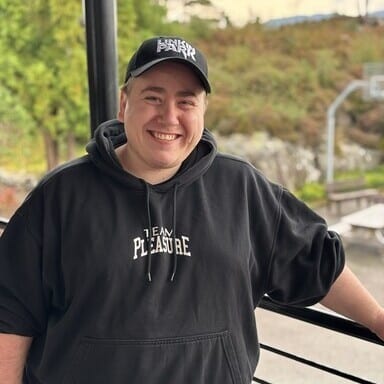 En person iført en svart