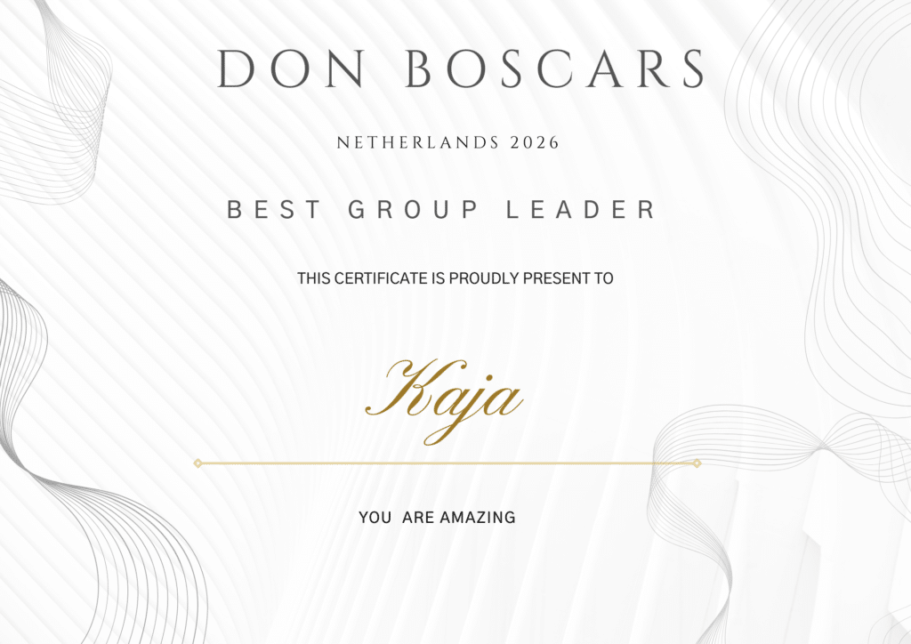 Et sertifikat med tittelen "Don Boscars Netherlands 2026" tildeler Kaja prisen som beste gruppeleder, med budskapet "You are amazing" på en abstrakt, hvit bakgrunn.
